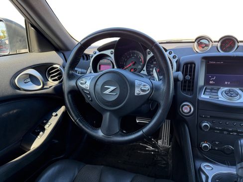 Used 2018 Nissan 370Z Touring RWD image 11