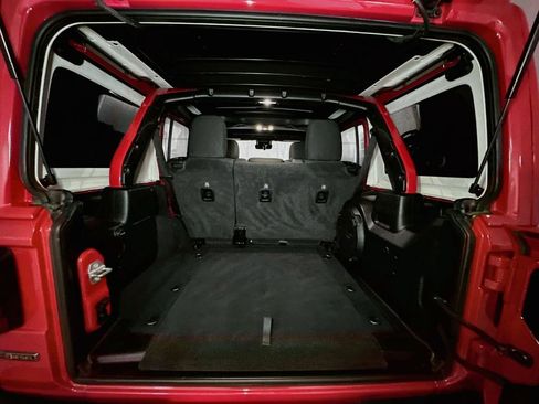 Used 2022 Jeep Wrangler Unlimited Rubicon w/ Cold Weather Group AWD/4WD image 35