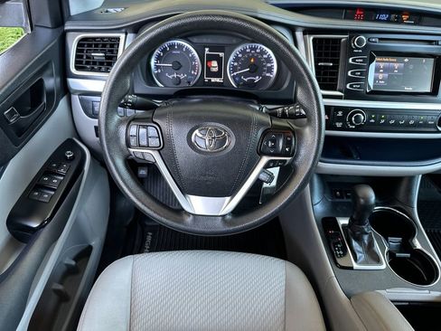 Used 2019 Toyota Highlander LE FWD image 13