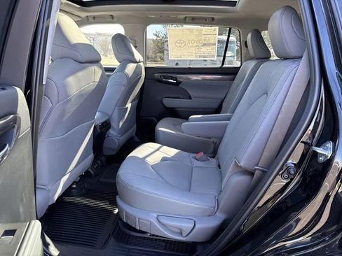 New 2026 Toyota Highlander Platinum image 20