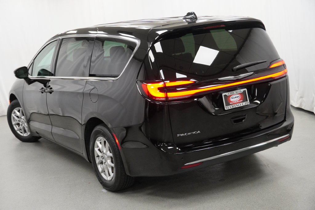 Certified 2024 Chrysler Pacifica Touring-L FWD image 21