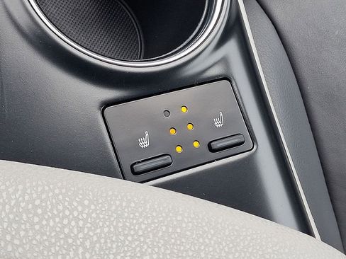 Used 2020 Toyota Camry XLE w/ Sunroof Package image 22