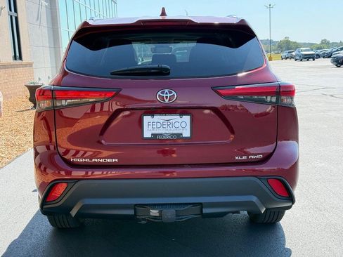 Used 2021 Toyota Highlander XLE AWD/4WD image 4