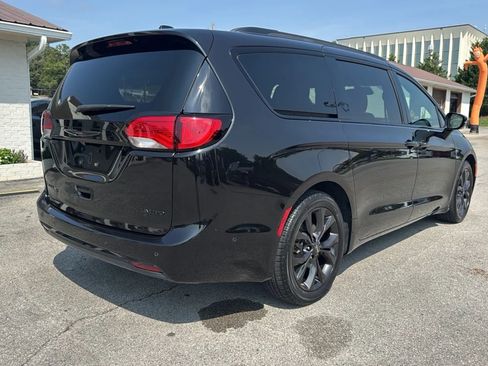 Used 2020 Chrysler Pacifica Limited w/ Quick Order Package 27H Red S FWD image 5