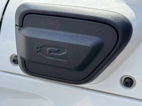 Used 2022 Jeep Wrangler Unlimited Sahara AWD/4WD image 7