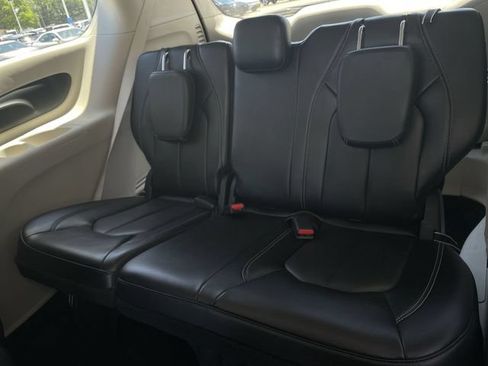 Used 2023 Chrysler Pacifica Touring-L FWD image 22
