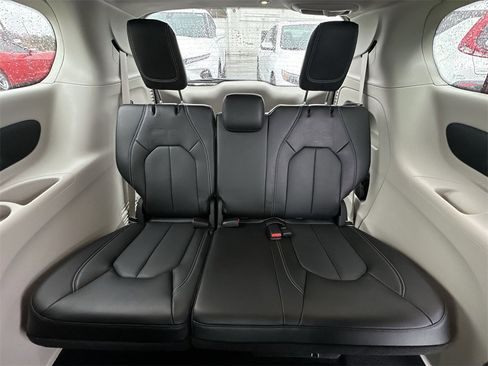 Used 2023 Chrysler Pacifica Touring-L image 22