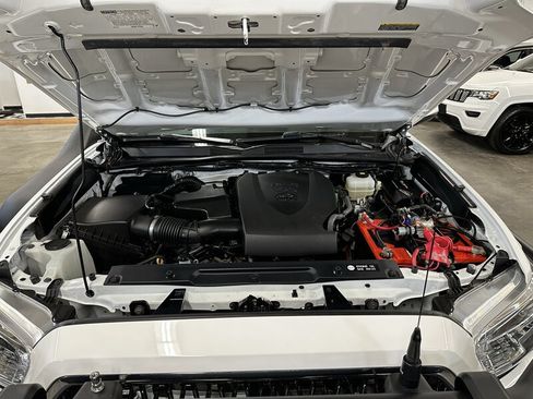 Used 2018 Toyota Tacoma TRD Off-Road AWD/4WD image 13