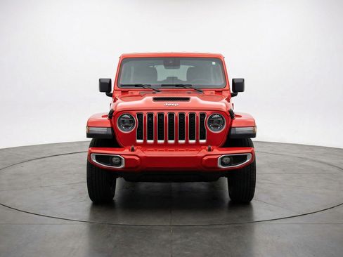 Used 2025 Jeep Wrangler Sahara image 2