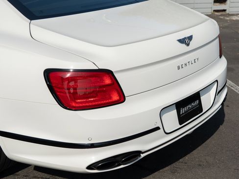 Used 2024 Bentley Flying Spur V8 image 28