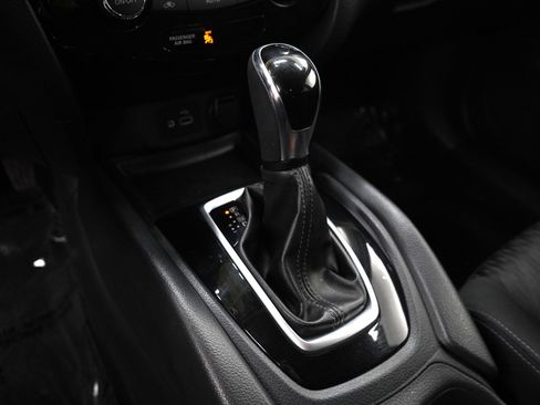 Used 2018 Nissan Rogue SV w/ Premium Package image 21