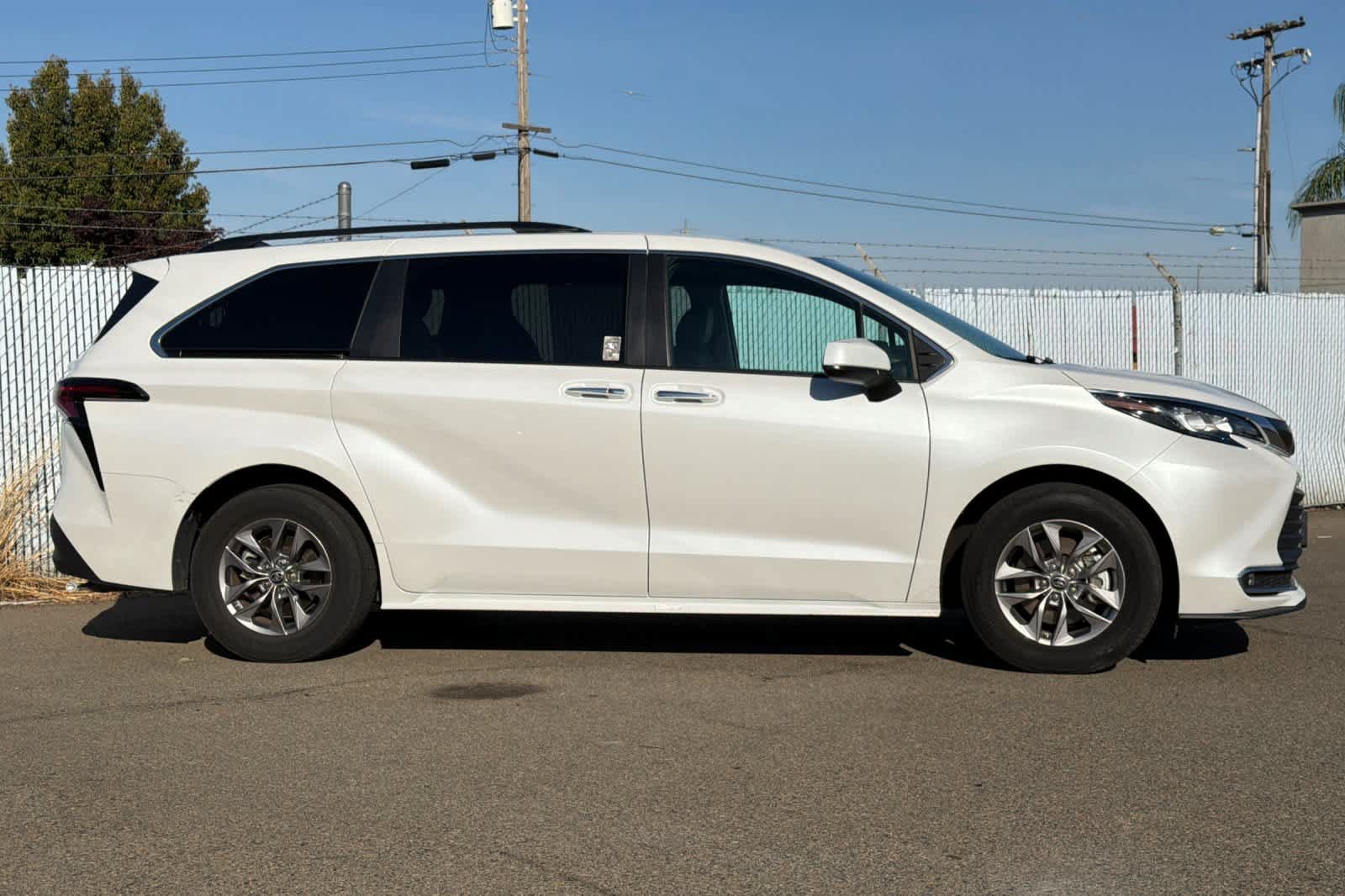 Used 2023 Toyota Sienna XLE FWD image 6