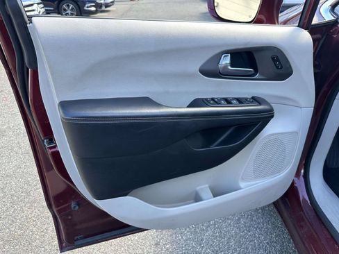 Used 2022 Chrysler Pacifica Touring-L AWD/4WD image 11