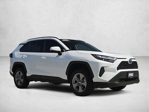 Used 2023 Toyota RAV4 LE AWD/4WD image 3