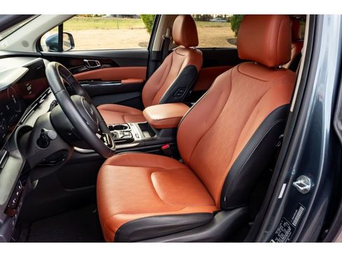 Used 2023 Kia Carnival SX image 11