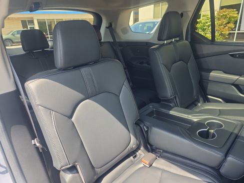 Used 2025 Honda Pilot Touring image 14