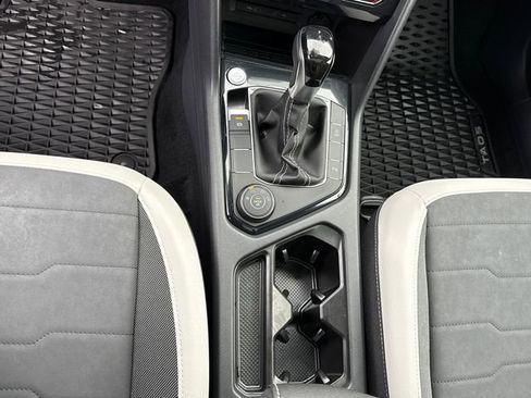 Certified 2025 Volkswagen Taos SE w/ Panoramic Sunroof Package image 22