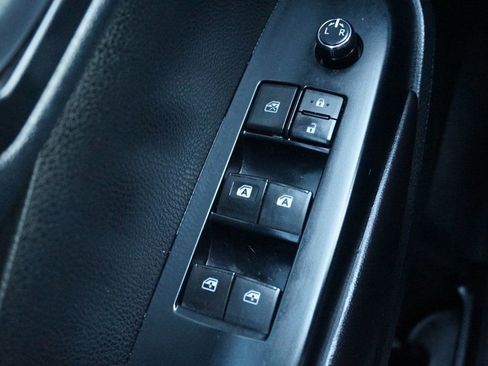 Used 2017 Toyota Highlander SE image 25