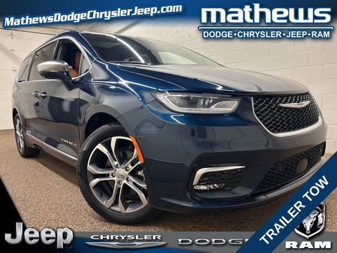 Used 2024 Chrysler Pacifica Pinnacle w/ Trailer Tow Group image 1