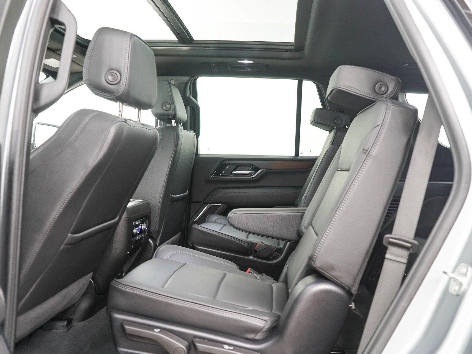 Used 2025 GMC Yukon Denali w/ Sun & Power Step Package AWD/4WD image 16