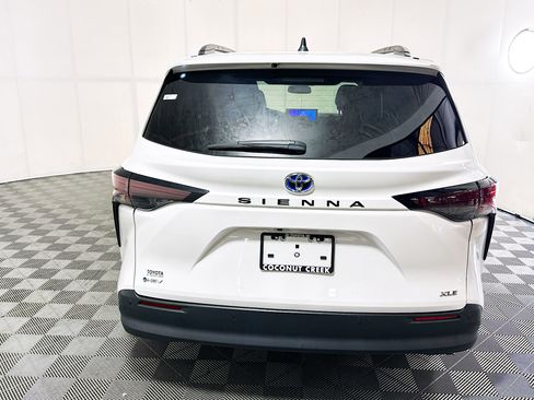 Used 2025 Toyota Sienna XLE FWD image 4