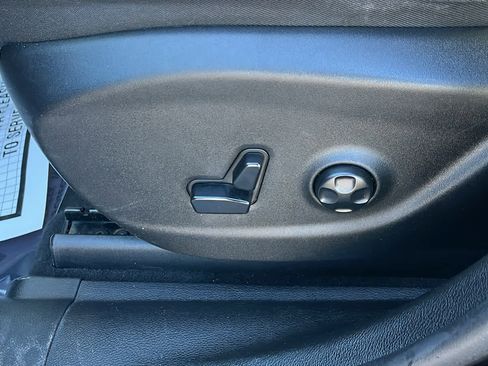 Used 2019 Jeep Cherokee Limited image 23