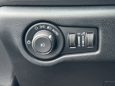 Used 2025 Chrysler Pacifica Select image 19