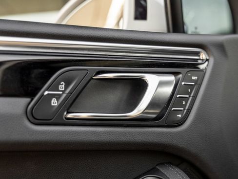 Certified 2025 Porsche Macan AWD/4WD image 22