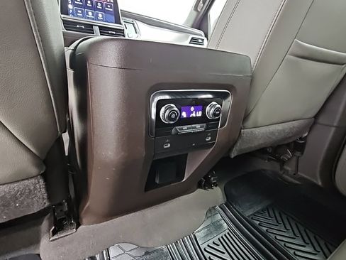 Used 2022 GMC Yukon XL SLT image 32