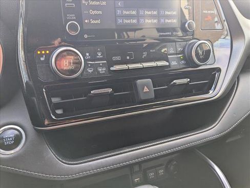 Used 2021 Toyota Highlander XLE image 15