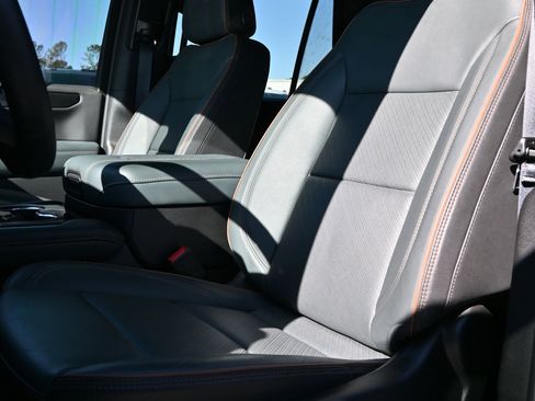 Used 2025 GMC Yukon AT4 w/ AT4 Premium Package image 18