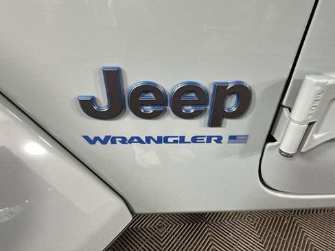 Used 2024 Jeep Wrangler Unlimited w/ Convenience Group AWD/4WD image 10