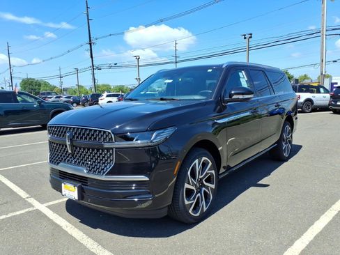 New 2026 Lincoln Navigator L Reserve AWD/4WD image 3