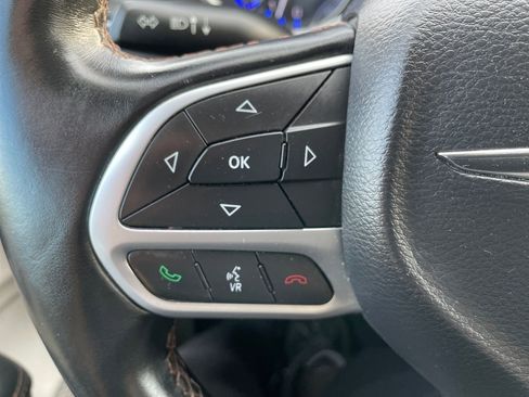 Used 2017 Chrysler Pacifica Touring-L image 22