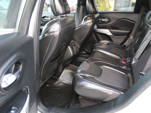 Used 2018 Jeep Cherokee Latitude Plus FWD image 12