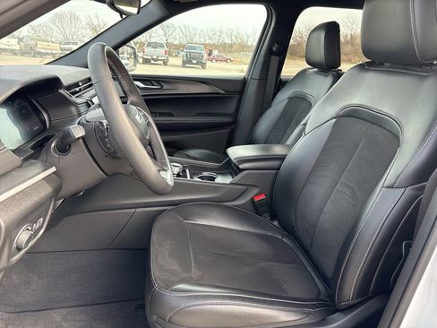 Used 2023 Jeep Grand Cherokee L Altitude image 10