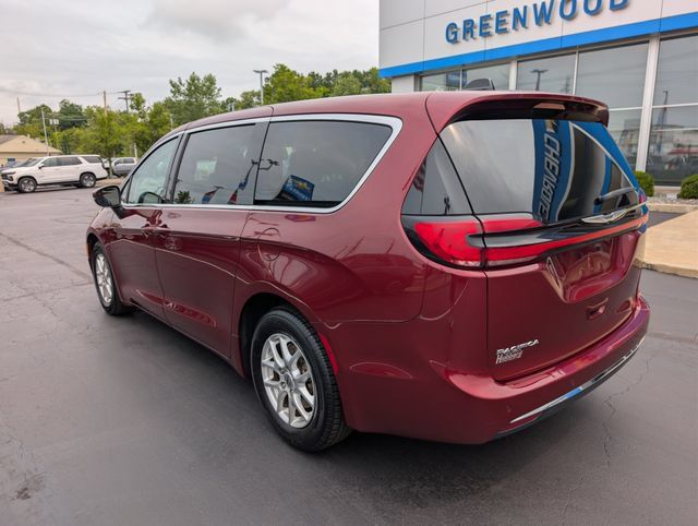 Used 2023 Chrysler Pacifica Touring-L FWD image 3