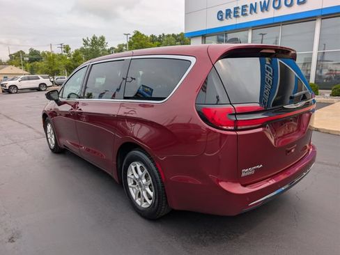 Used 2023 Chrysler Pacifica Touring-L FWD image 3