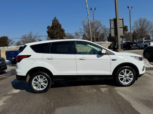 Used 2019 Ford Escape SE image 2