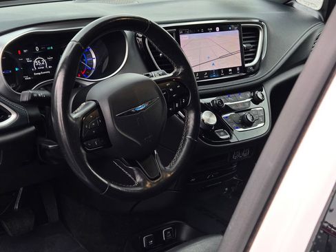 Used 2021 Chrysler Pacifica Touring-L w/ Uconnect Theater Family Group FWD image 42