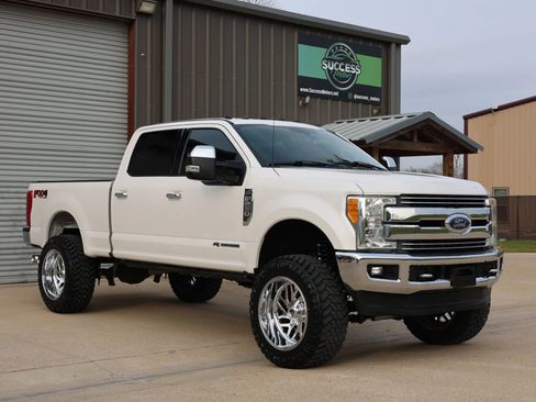 Used 2017 Ford F250 Lariat w/ Chrome Package image 1