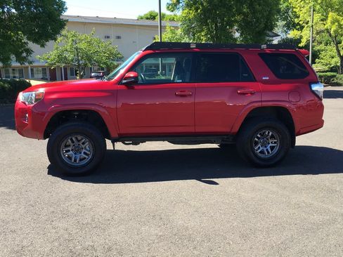 Used 2015 Toyota 4Runner SR5 AWD/4WD image 3