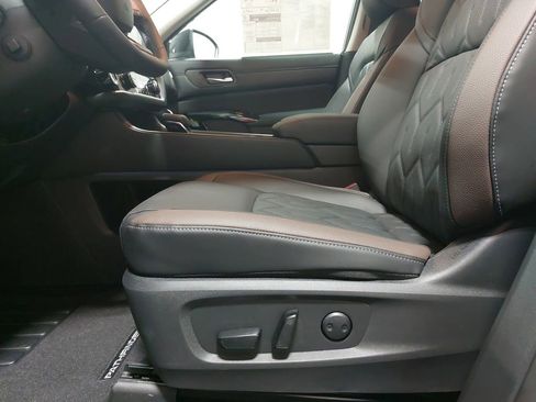 New 2026 Nissan Pathfinder Platinum image 32