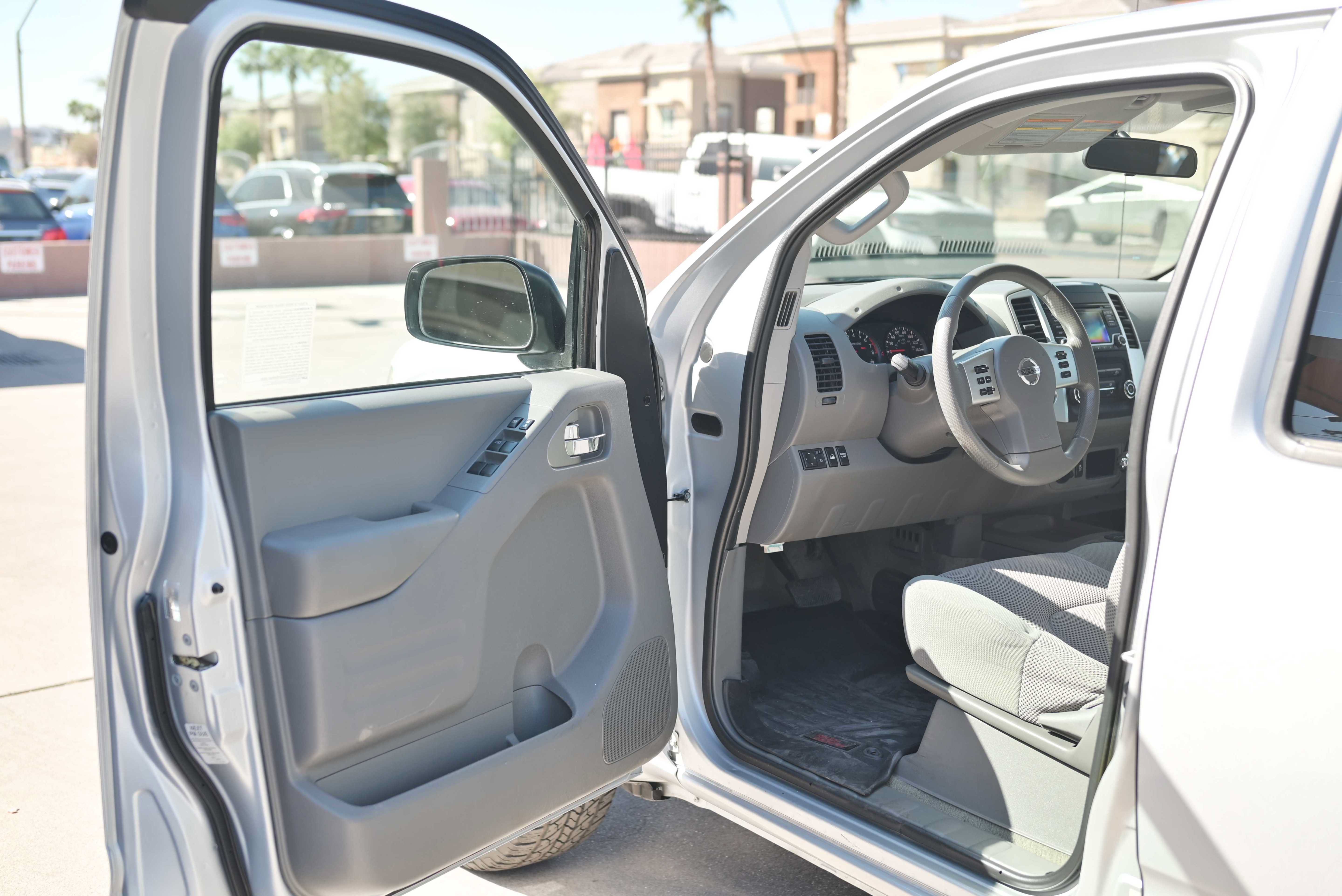 Used 2016 Nissan Frontier SV AWD/4WD image 6