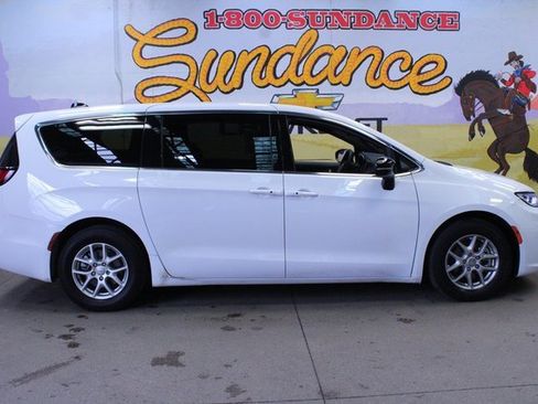 Used 2025 Chrysler Pacifica Select image 1