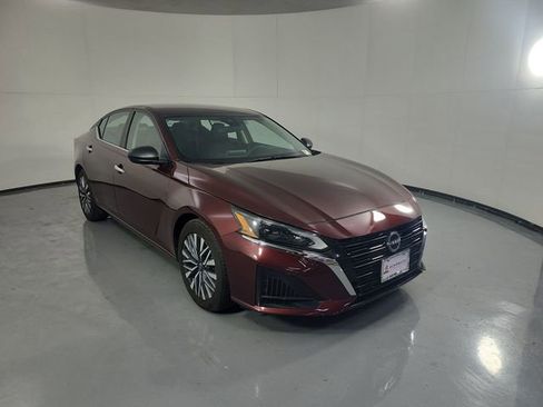 Used 2024 Nissan Altima 2.5 SV image 3