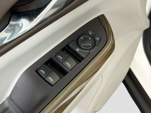 Used 2022 GMC Acadia SLE FWD image 18