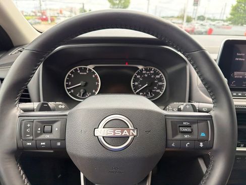 Used 2025 Nissan Rogue SV AWD/4WD image 18