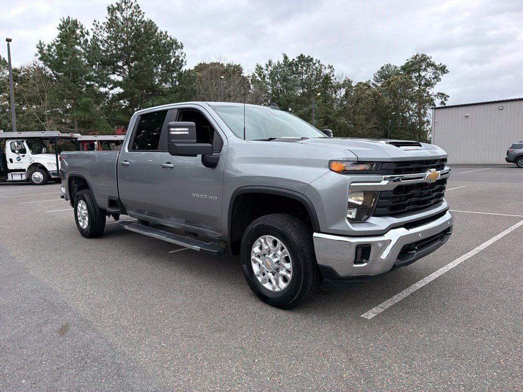 Used 2025 Chevrolet Silverado 3500 LT w/ Safety Package AWD/4WD image 4