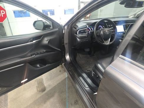 Used 2018 Toyota Camry XLE image 9